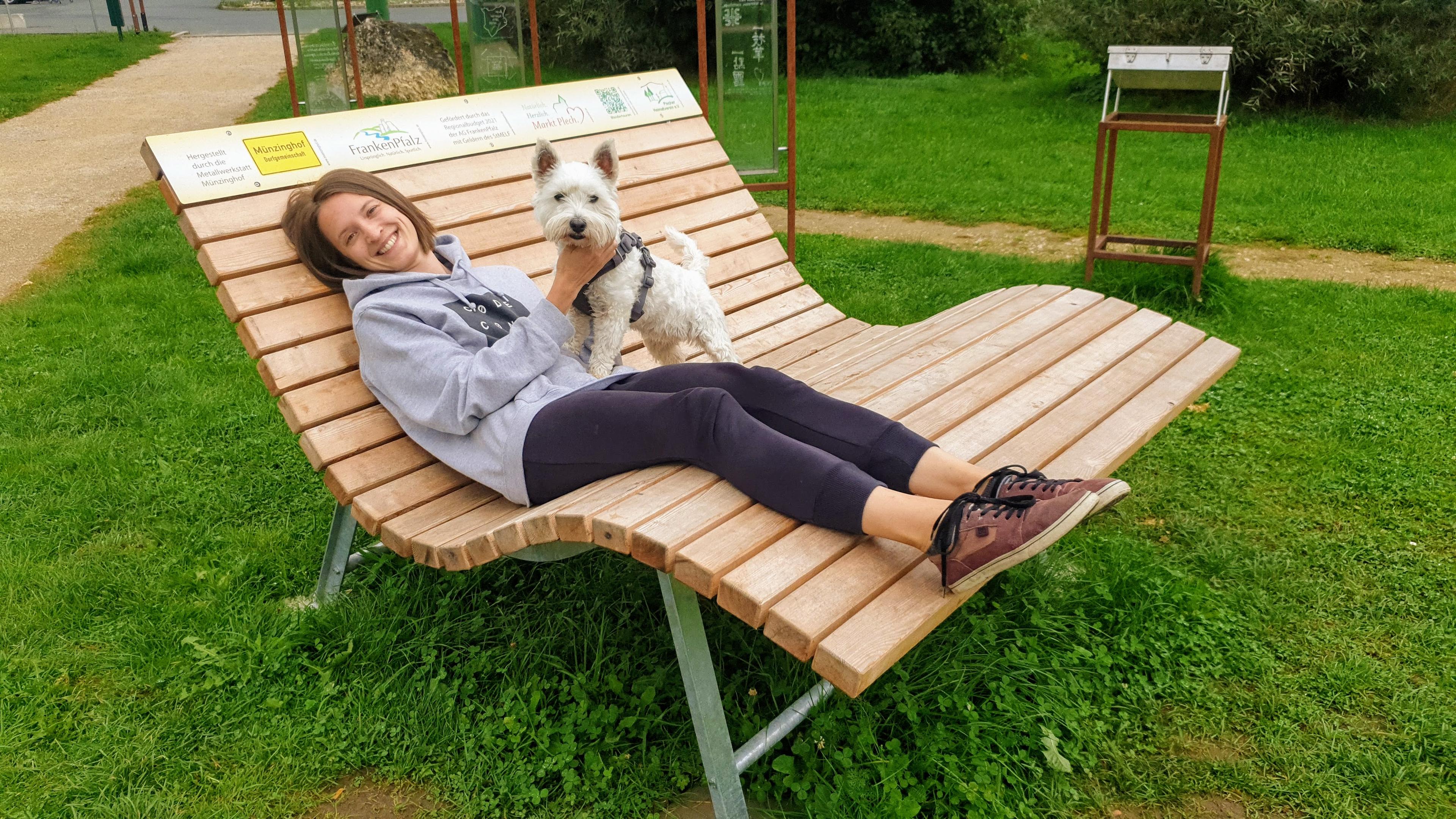 Leeloo and Masha on a bench on the way home